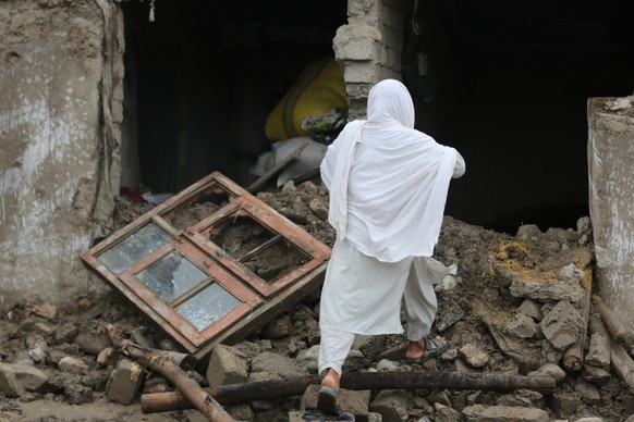 epaselect epa11280588 People salvage their belongings after heavy rains in Momand-Dara district of Nangarhar province, Afghanistan, 15 April 2024. According to the Afghanistan disaster management depa ...