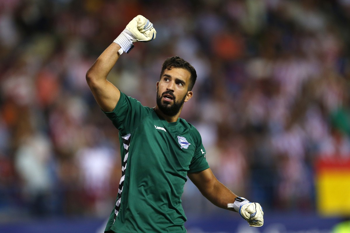 Alaves' goalkeeper Fernando Pacheco gestures to supporters at the end of the Spanish La Liga soccer match between Atletico Madrid and Alaves at the Vicente Calderon stadium in Madrid, Sunday, Aug ...