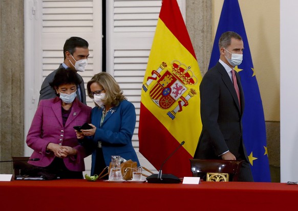 epa08859767 Spain&#039;s King Felipe VI (R) accompanied by Spanish Prime Minister Pedro Sanchez (2-L), Spanish Education Minister Isabel Celaa (L), and Spanish Economy Minister Nadia Calvino (C), chai ...