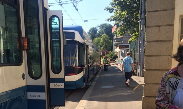 Die Strecke zwischen Bahnhof Stadelhofen und Kreuzplatz ist für den Trambetrieb in beiden Richtungen gesperrt.