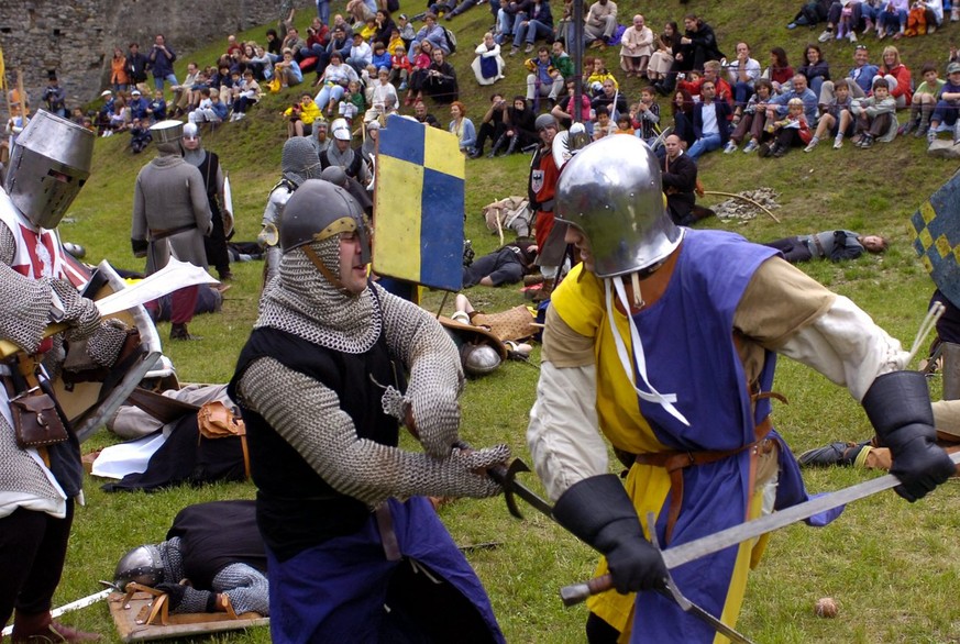 Darsteller in historischen Kostümen und Rüstungen spielen jeweils an Ostern bei den mittelalterlichen Spielen La Spada nella Rocca auf dem Castello di Montebello in Bellinzona Szenen aus dem mittelalt ...