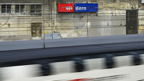 Ein Zug der SBB bei der Einfahrt in den Bahnhof Bern, fotografiert am Donnerstag, 30. Januar 2025. (KEYSTONE/Christian Beutler)