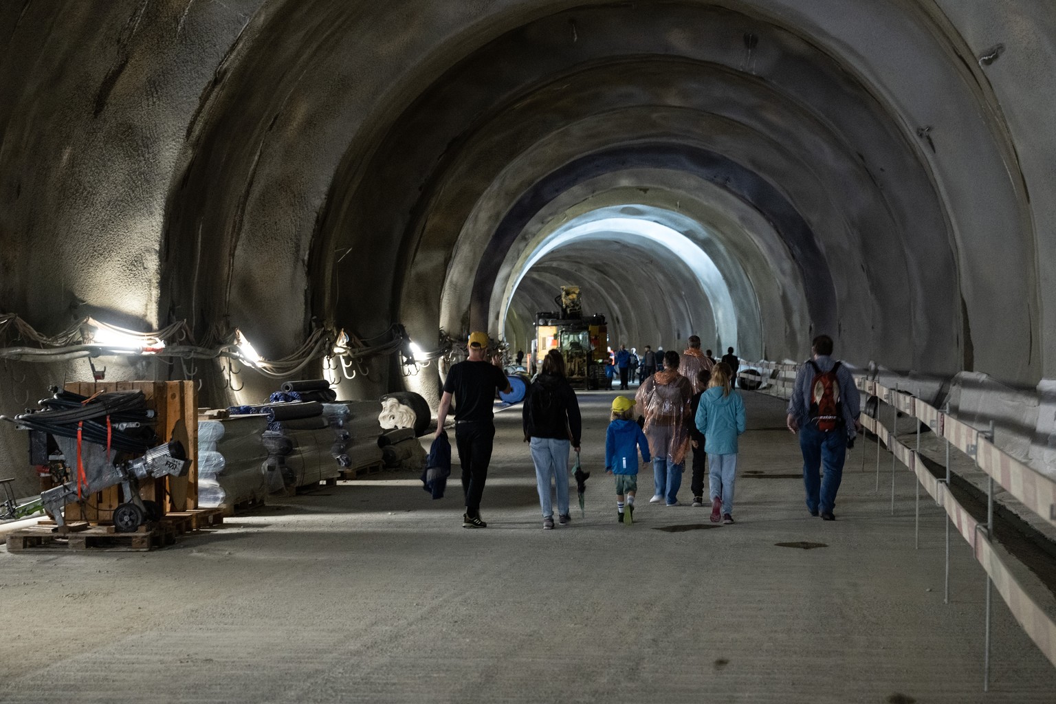 Besucher begutachten die Tunnel-Baustelle Hirschenpark der RBS, am Tag der offenen Baustelle, am Samstag, 3. September 2022, in Bern. Etappenweise wird der Bahnhof Bern bis ins Jahr 2030 erweitert und ...