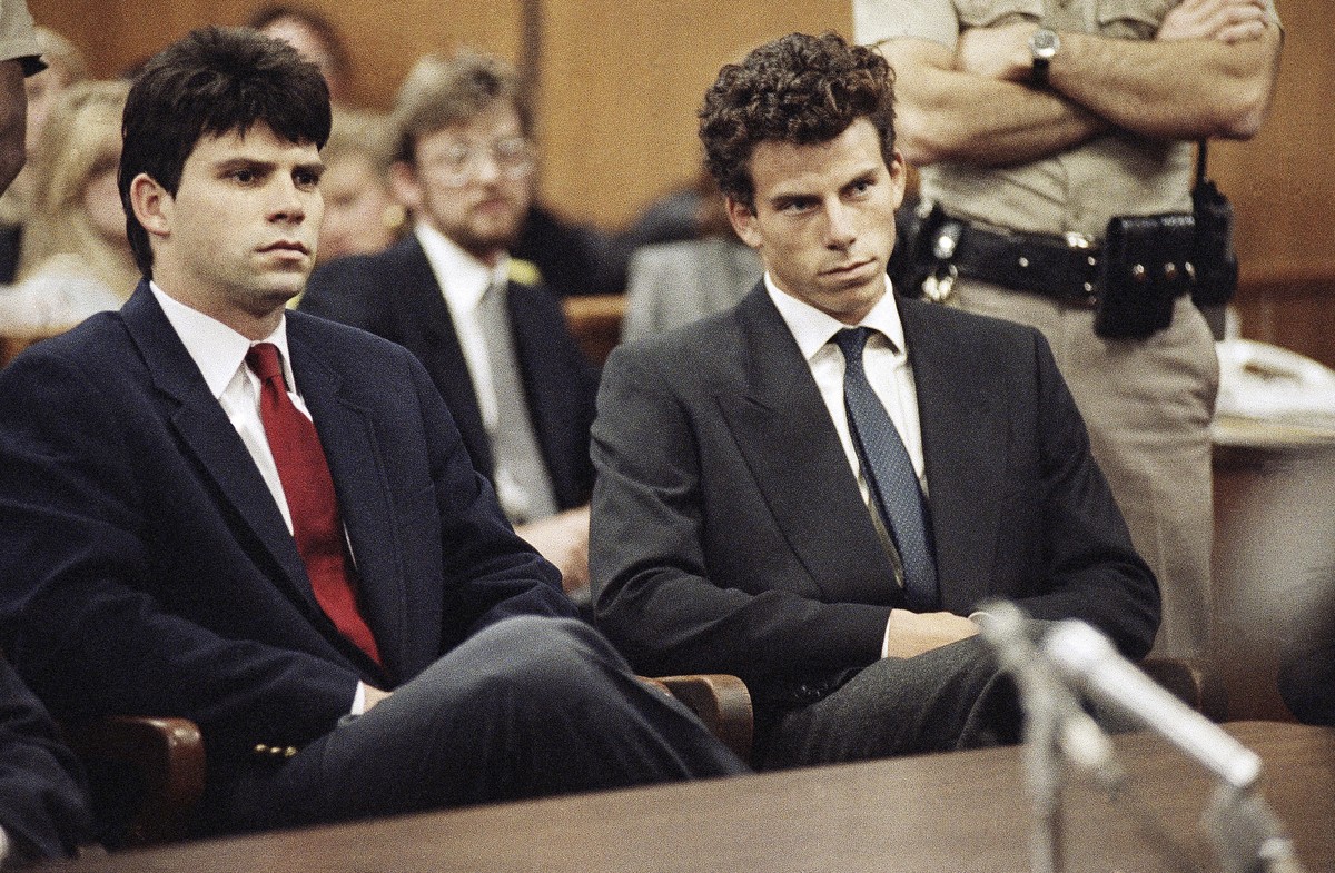 FILE - Lyle, left, and Erik Menendez sit in Beverly Hills Municipal Court where their attorneys delayed making pleas on their behalf in Beverly Hills, Calif., March 12, 1990. (AP Photo/Nick Ut, File)
 ...
