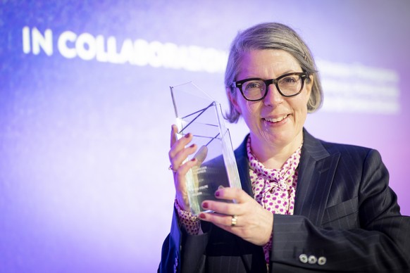 KEYPIX - Petra Volpe posiert mit dem Preis fuer den besten Spielfilm mit dem Film "Heldin" bei der Verleihung vom Schweizer Filmpreis "Quartz 2026" am Freitag, 27. Maerz 2026, im K ...