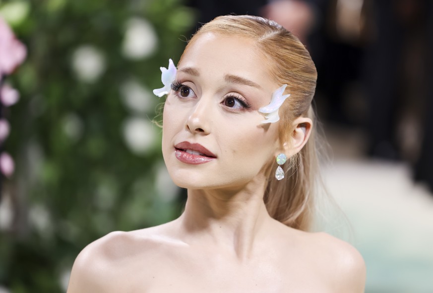 epaselect epa11323341 Singer Ariana Grande arrives on the red carpet for the 2024 Met Gala, the annual benefit for the Metropolitan Museum of Art&#039;s Costume Institute, in New York, New York, USA,  ...
