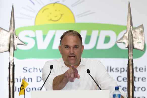 KEYPIX - Marcel Dettling, Praesident SVP, spricht waehrend der Delegiertenversammlung der Schweizerischen Volkspartei SVP am Samstag, den 16. August 2025, in der BBC Arena in Schaffhausen. (KEYSTONE/C ...