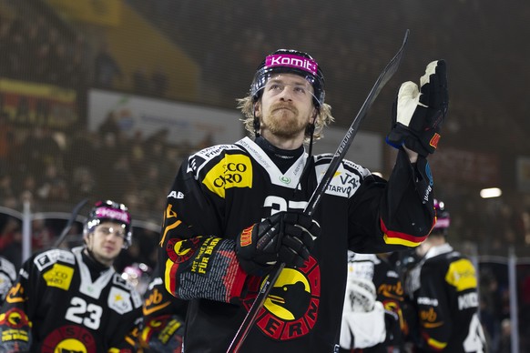 Anton Lindholm (SCB) bedankt sich beim Publikum nach dem Rueckspiel der ersten Play-In-Serie der National League zwischen dem SC Bern und dem EHC Biel, am Samstag, 14. Maerz 2026 in der PostFinance Ar ...
