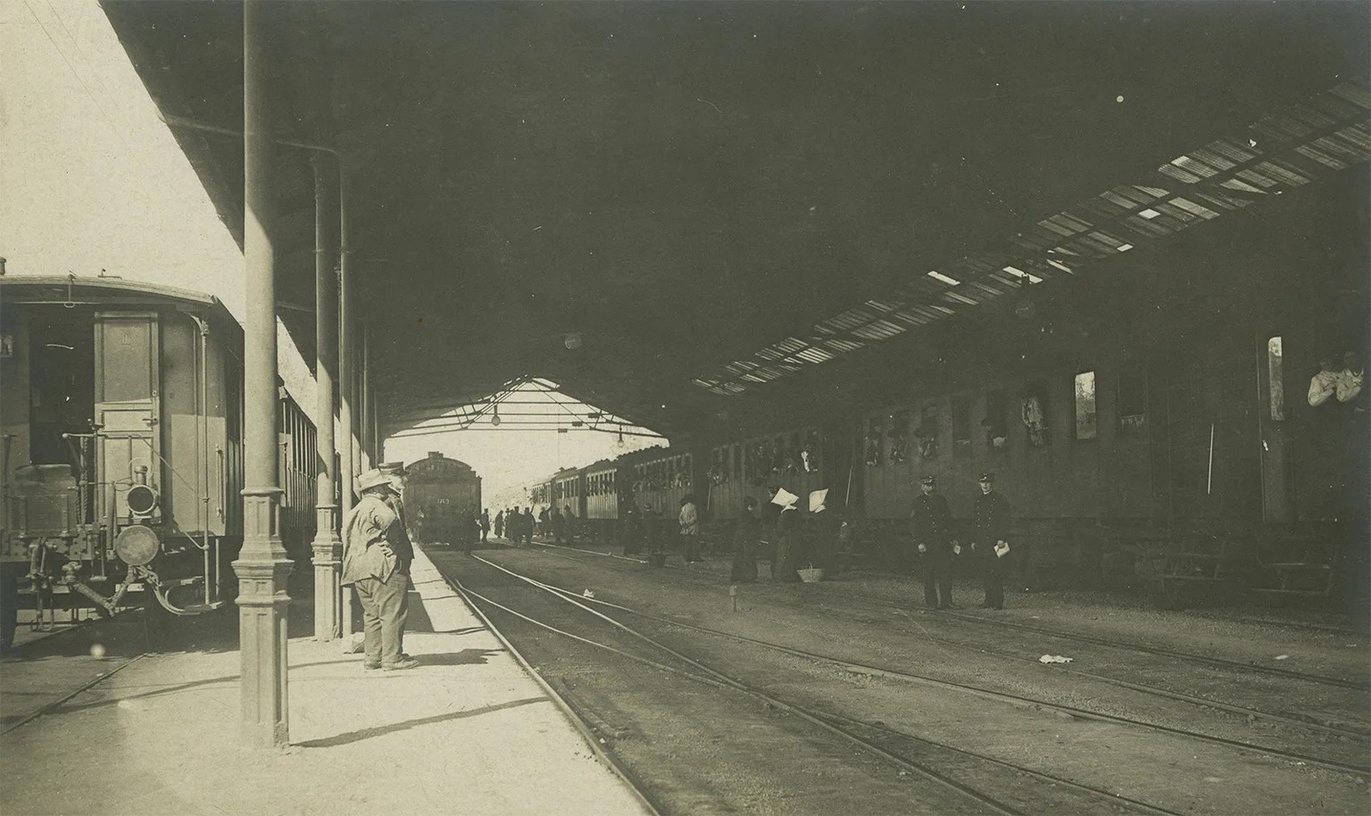 Zwei Ordensschwestern unterhalten sich im Bahnhof Freiburg mit französischen Evakuierten, nachdem sie ihre Körbe geleert haben, 1915.