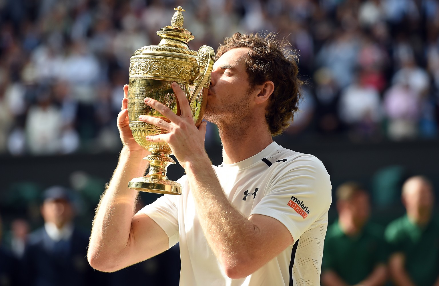 Andy Murray küsst die Wimbledon-Trophäe, die er zwei Mal gewann.