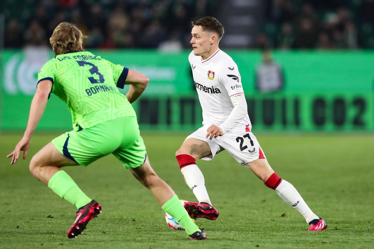 Florian Wirtz Bayer Leverkusen,27 gegen Sebastiaan Bornauw VfL Wolfsburg,3 - 1. Fussball Bundesliga Saison 2022-2023 Punktspiel VfL Wolfsburg vs. Bayer Leverkusen in der Volkswagen Arena in Wolfsburg  ...