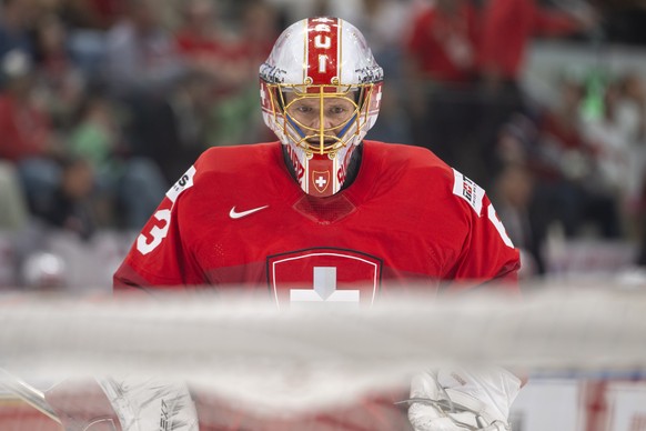 epa13004701 Switzerland's goaltender Leonardo Genoni reacts during the 2026 IIHF Men's Ice Hockey World Championship semi-final game between Switzerland and Norway in Zurich, Switzerland, 30 ...