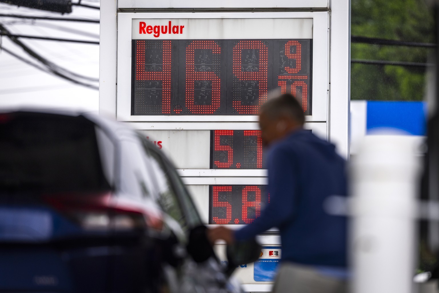 epa12984349 Fuel prices are displayed outside a gas station in Washington, DC, USA, 22 May 2026. Average US gasoline prices rose above 4.50 US dollars per gallon, according to the American Automobile  ...