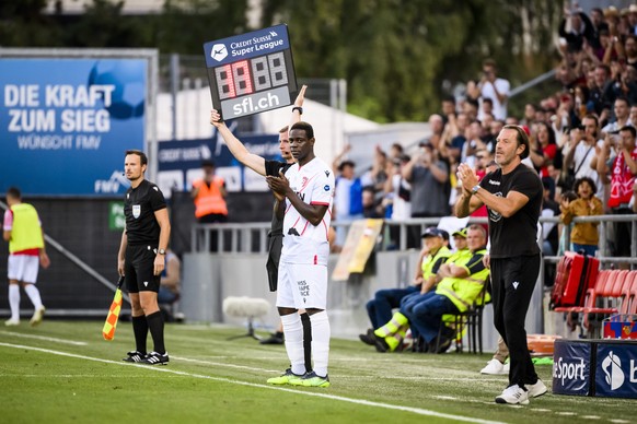 epa10157795 Sion&#039;s forward Mario Balotelli (C) enters the pitch during the Swiss Super League soccer match between FC Sion and FC Basel, at the stade de Tourbillon stadium, in Sion, Switzerland,  ...