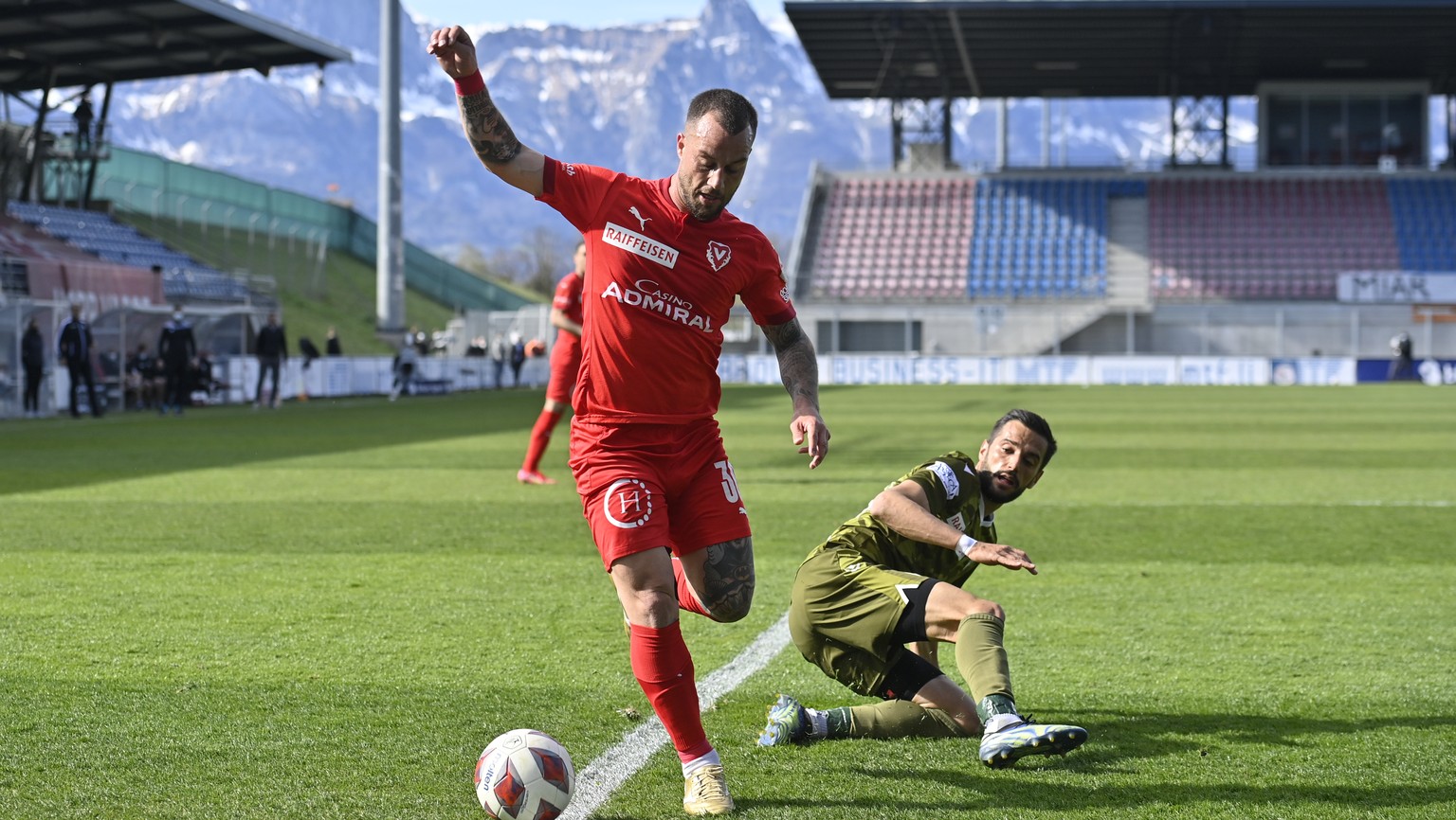 Vaduz? Gabriel Luechinger, links, gegen Sions Ayoub Abdellaoui, im Fussball Super League Spiel zwischen dem FC Vaduz und dem FC Sion, am Sonntag, 11. April 2021, im Rheinpark Stadion in Vaduz. (KEYSTO ...