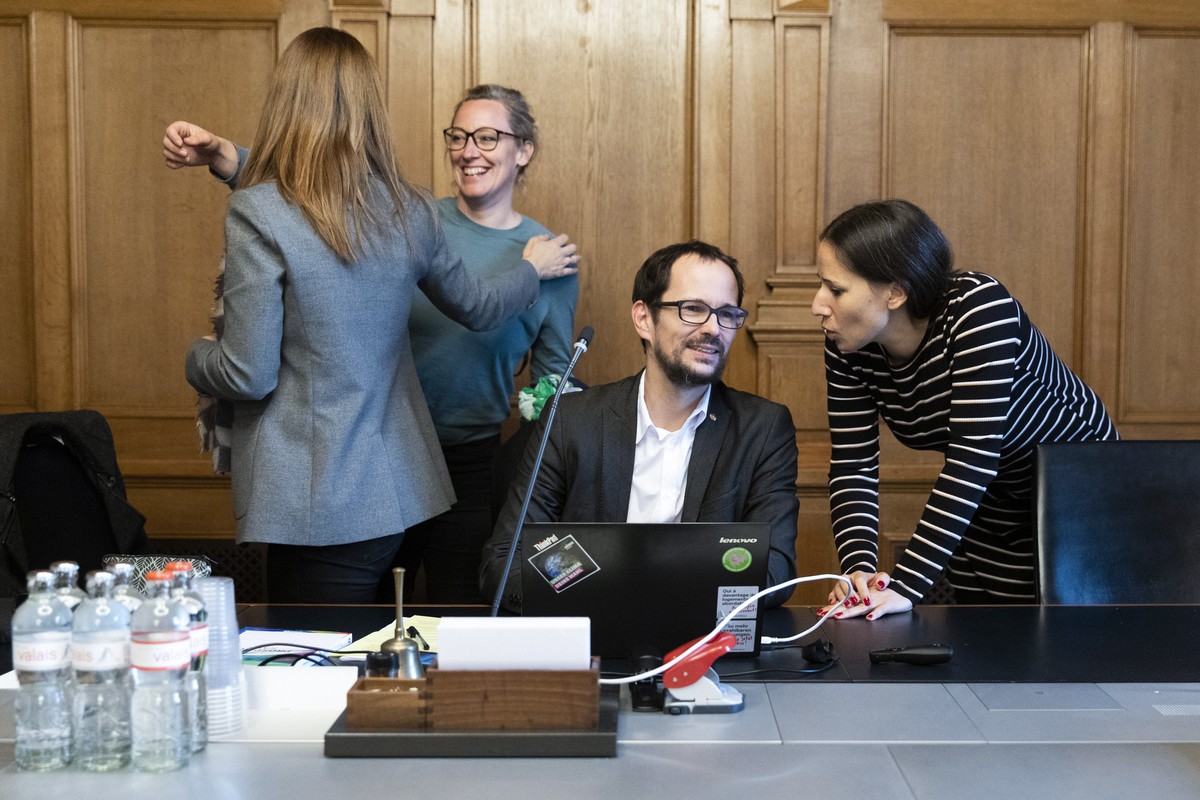 Balthasar Glaettli, Fraktionspraesident Gruene, Mitte, diskutiert mit Generalsekretaerin Regula Tschanz, rechts, neben Adele Thorens Goumaz, GP-VD, und Aline Trede, GP-BE, vor der ersten Fraktionssitz ...