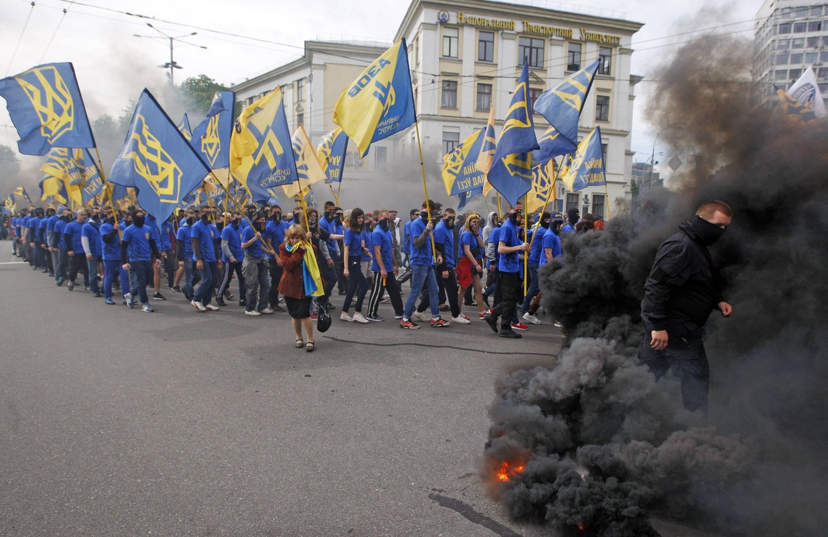 "Asow"-Mitglieder protestieren 2016 gegen Wahlen im Donbass.