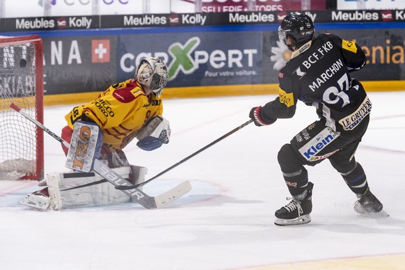 Gotterons Nathan Marchon, rechts, schiesst sein zweites Tor zum 5:1 gegen Langnaus Torhueter Robert Mayer, beim Eishockey Meisterschaftsspiel der National League zwischen dem HC Fribourg Gotteron und  ...