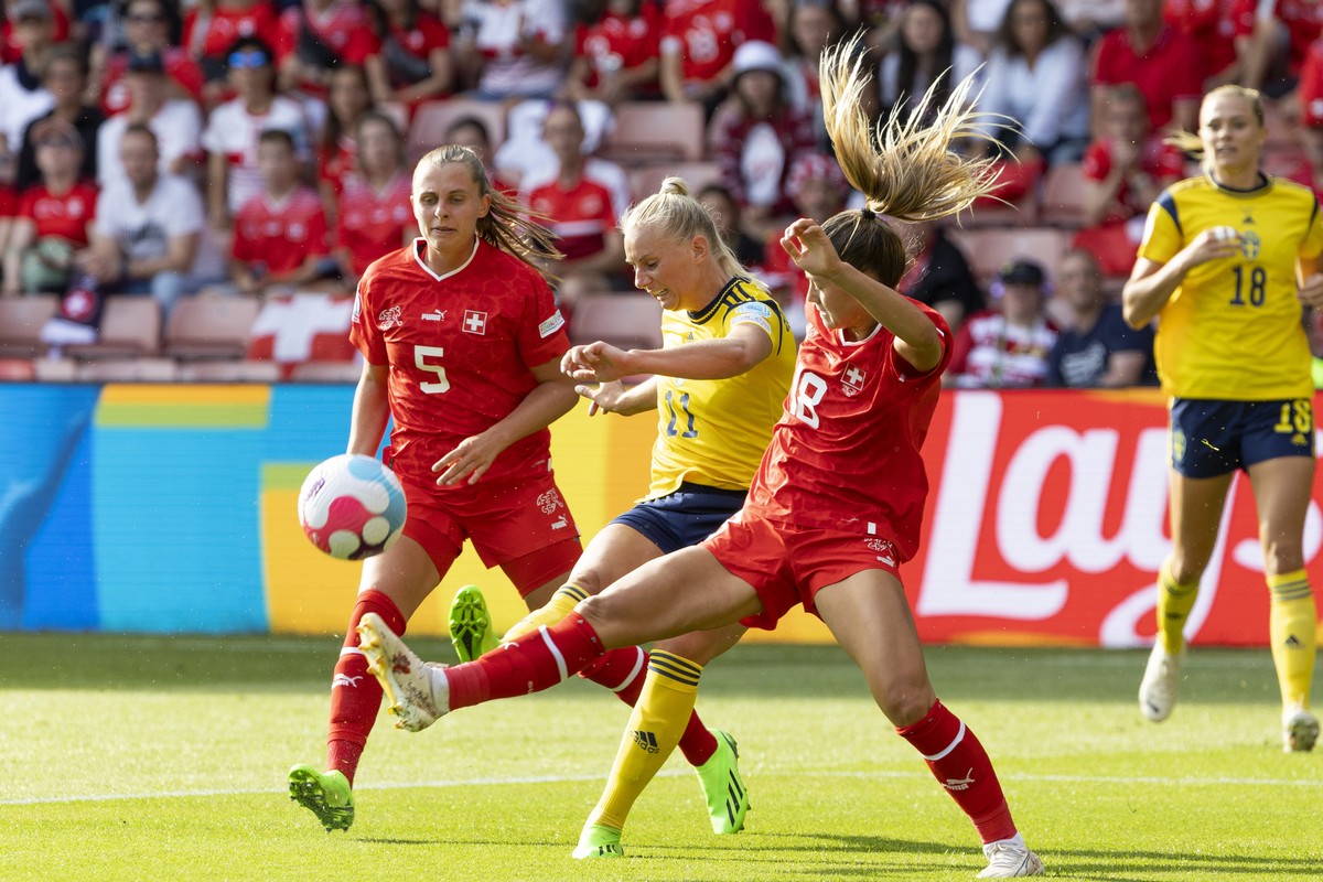Sweden's forward Stina Blackstenius, center, fights for the ball with Switzerland's defender Viola Calligaris, right, past Switzerland's defender Noelle Maritz, left, during the UEFA Wo ...