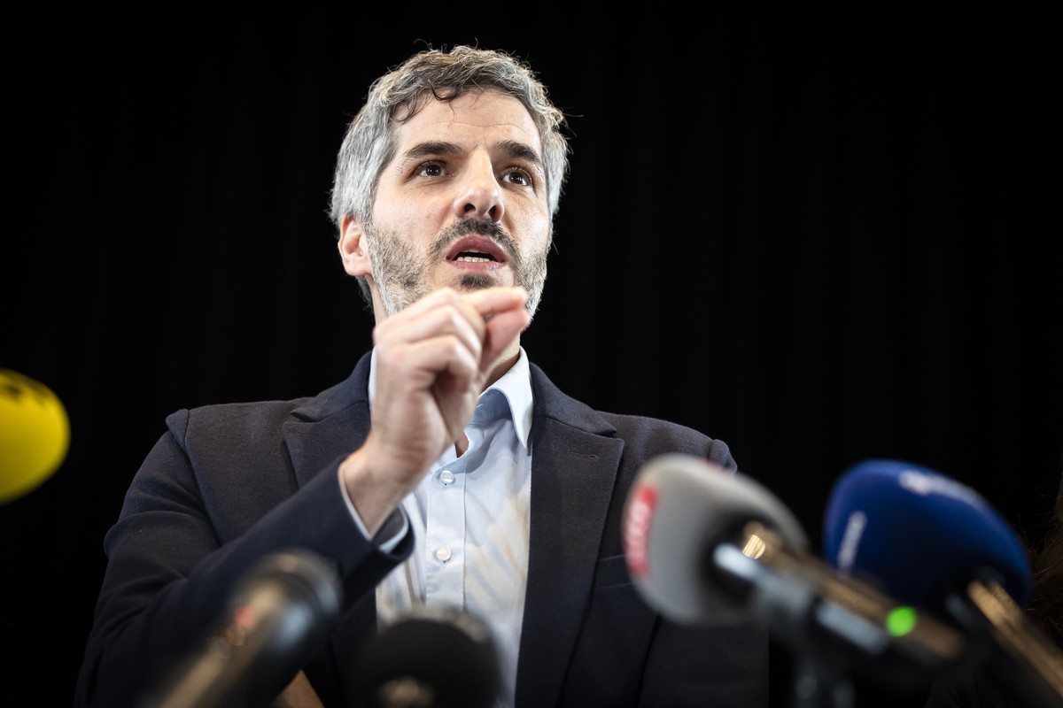 Staenderat Simon Stocker, SP-SH, spricht an einer Medienkonferenz zum Bundesgerichtsurteil zu seiner Wahl zum Schaffhauser Staenderat, am Mittwoch, 26. Maerz 2025 in der Bachturnhalle in Schaffhausen. ...