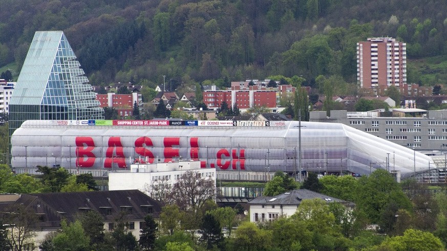 Uebersichtsbild von der Baustelle des neuen Roche Turms, dem Bau 1, auf das Stadion St. Jakob-Park in Basel, am Dienstag, 8. April 2014. (KEYSTONE/Georgios Kefalas)