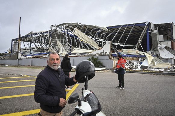 epa12692776 Destruction of buildings after the passage of storm Kristin in Marinha Grande, Leiria, Portugal, 30 January 2026. The passage of storm Kristin through Portuguese territory on 29 January le ...