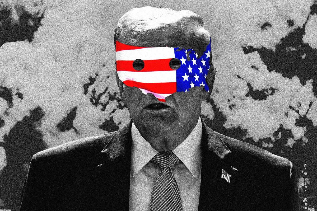 US-Präsident Donald Trump wird mit einer Maske in der Form der Karte der Vereinigten Staaten gezeigt, die in den Farben der US-Flagge eingefärbt ist. Im Hintergrund ist eine explosion einer US-Amerika ...