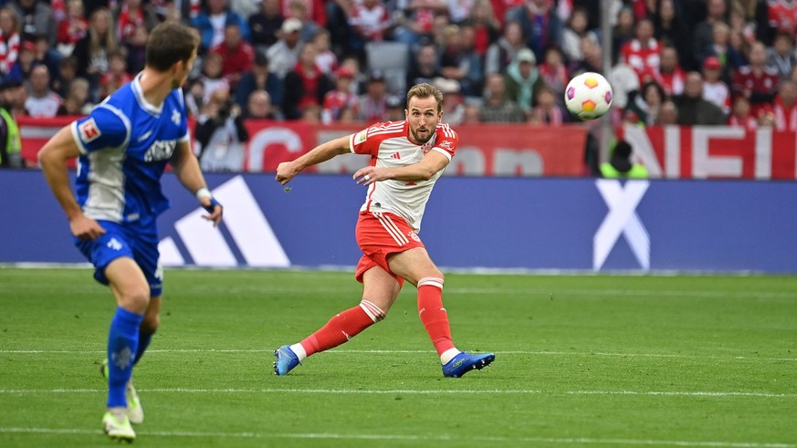 Harry KANE Bayern Muenchen schiesst aus 50 m das Tor zum 5-0, Aktion,Torschuss,Weitschusstor, Fussball 1. Bundesliga Saison 2023/2024, 9.Spieltag, Spieltag09 FC Bayern Muenchen - SV Darmstadt 98 8-0 a ...