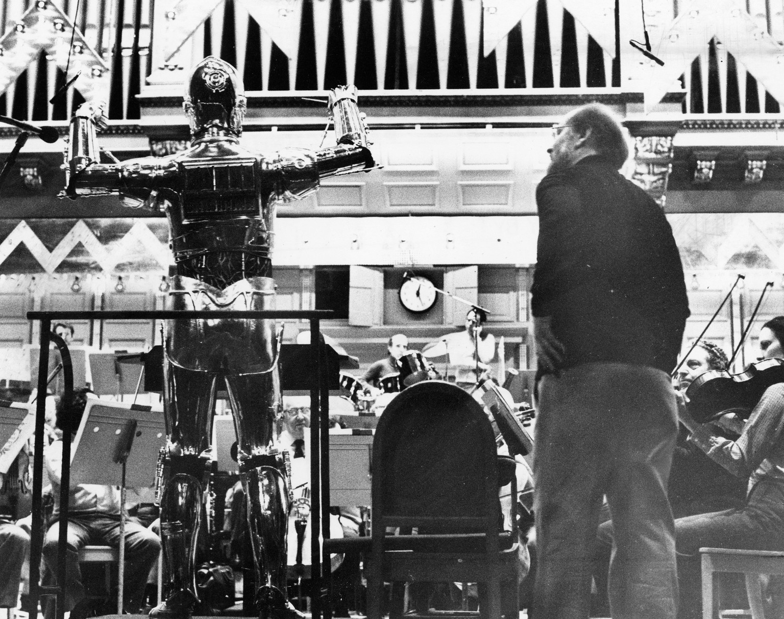1980: Unter den wachsamen Augen von Orchesterleiter John Williams dirigiert C3PO die Boston Pops.