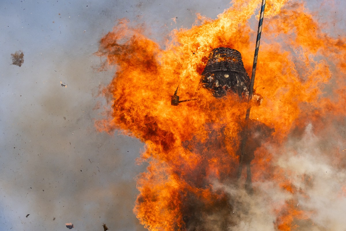 epa12061037 The Boeoegg figure is engulfed in flames as it burns on Sechselaeuten square in Zurich, Switzerland, 28 April 2025. The Sechselaeuten (ringing of the six o'clock bells) is a tradition ...