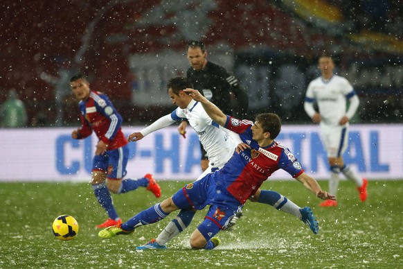 Viel Kampf und Krampf statt spielerischer Höhepunkte. Im Letzigrund fallen mehr Schneeflocken als Tore.