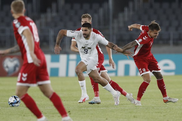 Serbia&#039;s Aleksandar Mitrovic, centre, in action during the Euro 2024 group G qualifying soccer match between Lithuania and Serbia at the Dariaus ir Gireno Stadium in Kaunas, Lithuania, Sunday, Se ...