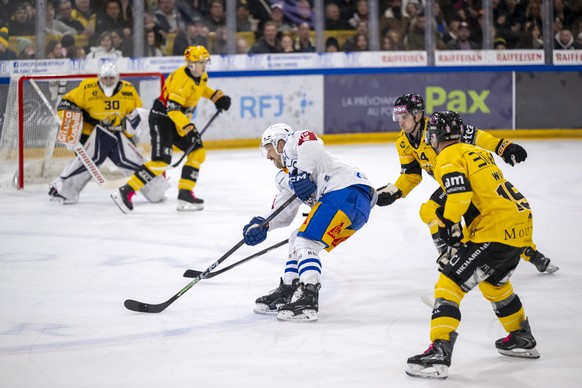 Jan Kovar (EVZ), Mitte, im Qualifiaktionsspiel der Eishockey National League zwischen dem HC Ajoie und dem EV Zug in der Raiffeisen Arena in Porrentruy, am Samstag, 29. November 2025. (KEYSTONE/Georgi ...
