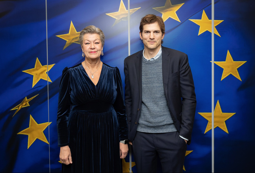 EU-Innenkommissarin Ylva Johansson und Hollywood-Star Ashton Kutcher.