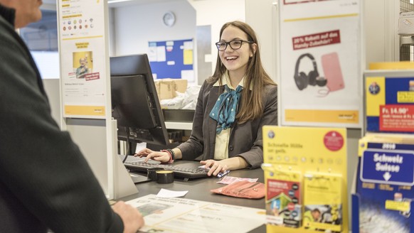 ZUR BERUFSAUSBILDUNG DETAILHANDELSFACHFRAU BEI DER POST STELLEN WIR IHNEN HEUTE MITTWOCH, 24. FEBRUAR 2016, FOLGENDES BILDMATERIAL ZUR VERFUEGUNG --- A retail trade apprentice of the Swiss Post serves ...