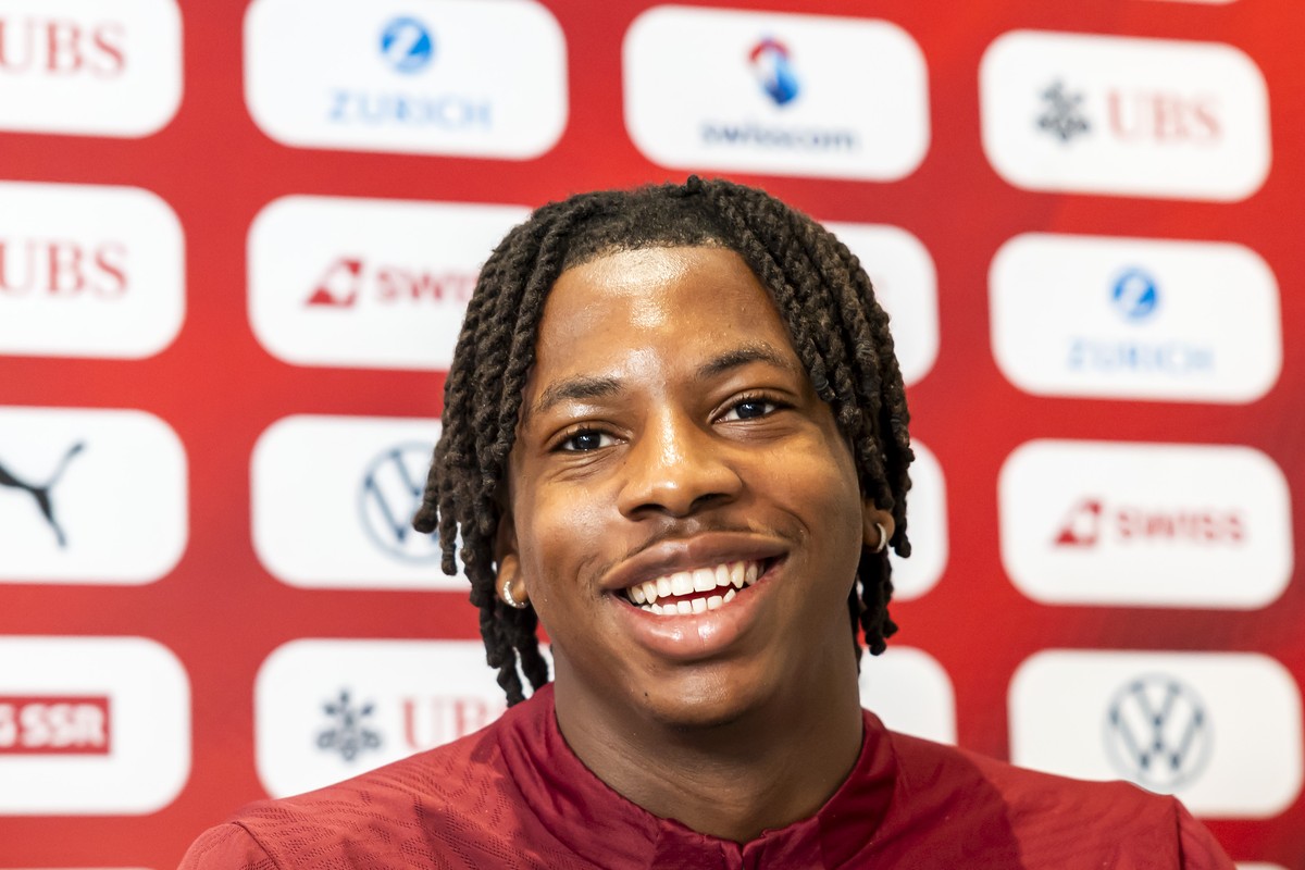 Switzerland's midfielder Johan Manzambi smiles during a press conference press ahead of the FIFA 2026 World Cup Group B qualifying soccer match against Sweden, in Lausanne, Switzerland, Tuesday,  ...
