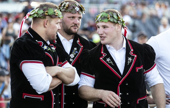 Christian Schuler, Sven Schurtenberger und Joel Wicki, von links, an der Schlussfeier am Eidgenoessischen Schwing- und Aelplerfest (ESAF) in Zug, am Sonntag, 25. August 2019. (KEYSTONE/Alexandra Wey)