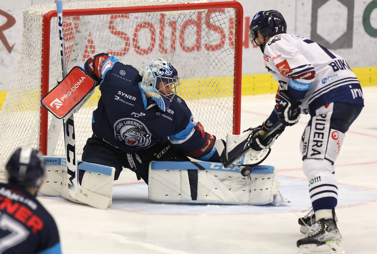 Utkani 13. kola hokejove extraligy: HC Vitkovice Ridera - Bili Tygri Liberec, 21. rijna 2022, Ostrava. Zleva brankar Liberce Daniel Kral, Roberts Bukarts z Vitkovic. CTKPhotoP2022102107810 PUBLICATION ...