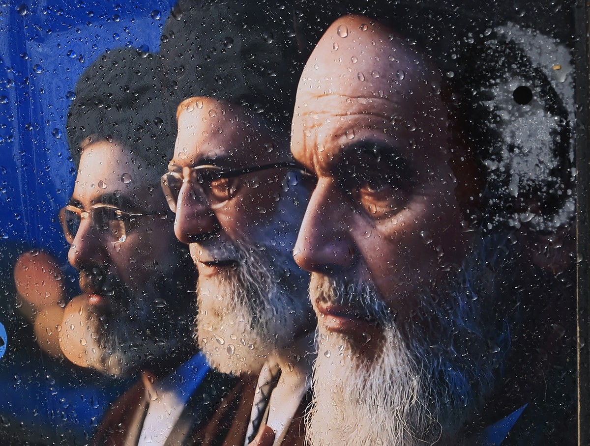 epa12817931 A portrait depicting the late Iranian supreme leaders Ayatollah?Ruhollah Khomeini?(R), Ayatollah?Ali?Khamenei?(C), and the new Iranian Supreme Leader Ayatollah?Mojtaba?Khamenei (L) is disp ...