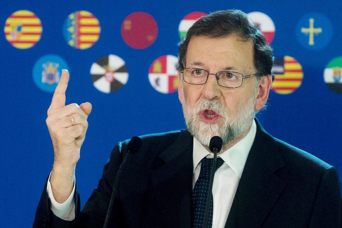 epaselect epa06397701 Spanish Prime Minister Mariano Rajoy delivers a speech during an electoral campaign event with Spanish right-wing People's Party (PP) Catalonia presidential candidate Xavier ...