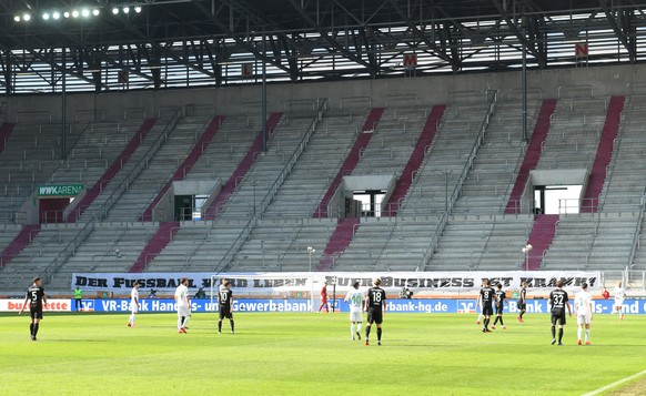 epa08426247 General view of match action during the German Bundeliga soccer match between FC Augsburg and VfL Wolfsburg in Augsburg, Germany, 16 May 2020. The German Bundesliga and Second Bundesliga a ...