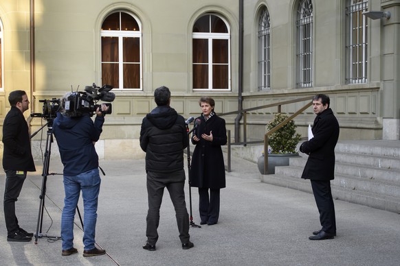 Bundespraesidentin Simonetta Sommaruga, Mitte, spricht mit Journalisten nach eine Sitzung zur Anhoerung der Parteien wegen der Coronavirus-Krise, an der Seite von Vizekanzler Andre Simonazzi, Bundesra ...