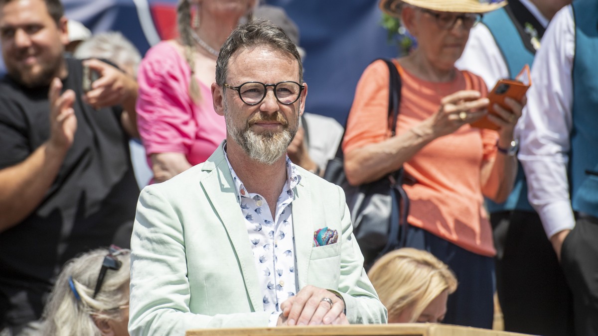 Der Schweizer Fernseh Moderator Nik Hartmann an der Eroeffnung, beim Eidgenoessischen Jodlerfest Zug am Freitag, 16. Juni 2023 in der Stadt Zug. (KEYSTONE/Urs Flueeler).