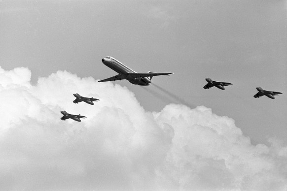 Aufnahme aus dem Jahr 1969: Die Patrouille Suisse eskortiert eine DC-9.