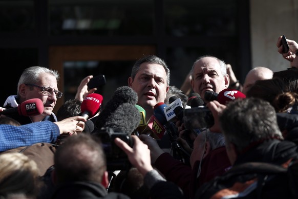 Panos Kammenos wird von den Medien belagert.