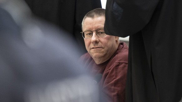 17.05.2023, Rheinland-Pfalz, Koblenz: POOL - Zum Prozessauftakt sitzt der Angeklagte Sven Birkmann in Handschellen auf der Anklagebank im Gerichtssaal. Birkmann soll Mitglied der Terrorgruppe ·Vereint ...