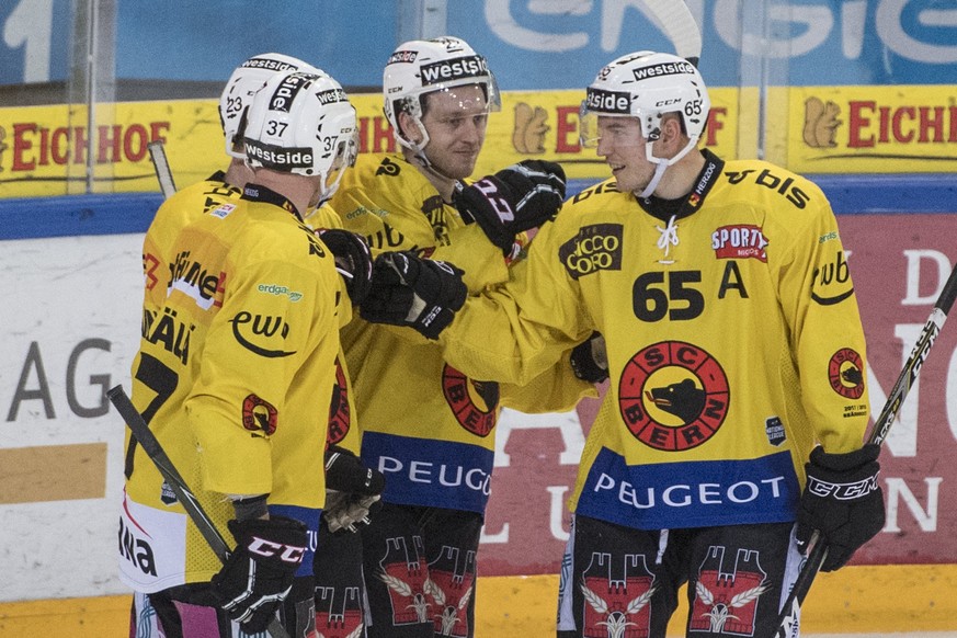 Die Berner mit Marc Kaempf, mitte, feiern das 2:5 fuer Bern beim Eishockey Meisterschaftsspiel in der Qualifikation der National League zwischen dem EV Zug und dem SC Bern vom Freitag, 22. Dezember 20 ...