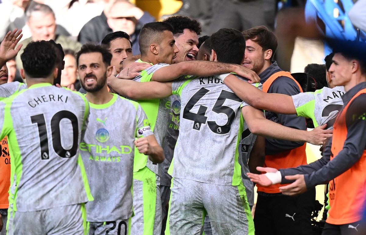 epa12885438 Manchester City's Nico O'Reilly (C) celebrates with his teammates after scoring the 0-1 goal during the English Premier League soccer match between Chelsea FC and Manchester City ...