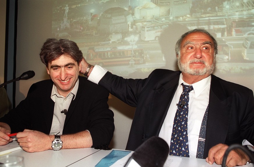 Nicolaes Hayek (rechts), Praesident und Delegierter des Verwaltungsrates der Swatch Group AG und Nick Hayek Junior, (links), Praesident der Swatch AG, am 3. Mai 2000 waehrend der Bilanzpressekonferenz ...