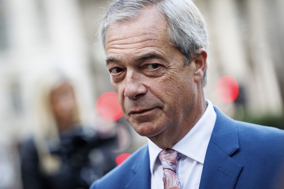 epa12403749 Reform UK leader Nigel Farage speaks to the media outside the Bank of England, before his meeting with Governor of the Bank of England (BoE) Andrew Bailey, in London, Britain, 25 September ...